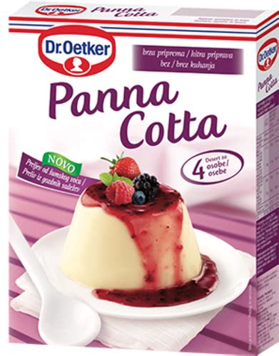 Fotografija klasične vanilijeve panna cotte s prelivom iz gozdnih sadežev na belem krožniku.