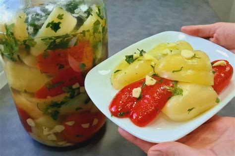 Sveže rdeče paprike, pripravljene za nadevanje s krompirjevo zmesjo