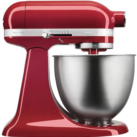 KitchenAid mešalnik z retro dizajnom v kuhinji
