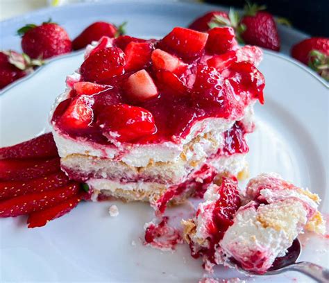 LCHF jagodni tiramisu okrašen s svežimi jagodami