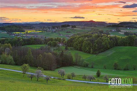 Tematska fotografija sklede ričeta, v ozadju slovenska pokrajina
