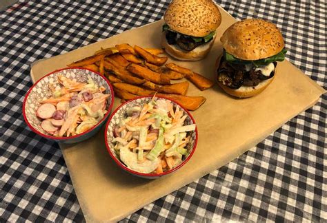 raznolika ponudba hrane v G-Spot Piceriji, vključno z burgerji in fit skledami