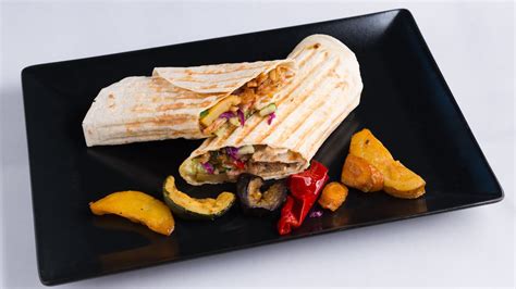 Prikaz svežega in sočnega doner kebaba v lepinji in tortilji (jufka)