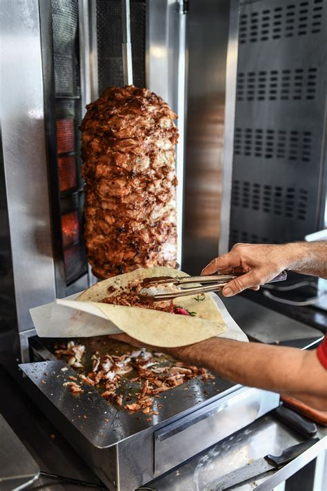 Notranjost urejene in čiste okrepčevalnice Doner Kebab z zadovoljnimi strankami