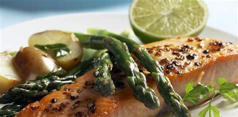 slika svežih špargljev, lososa in mladega krompirja