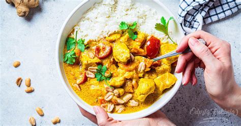 fotografija piščančje enolončnice s kokosovim mlekom, ki se pari v loncu