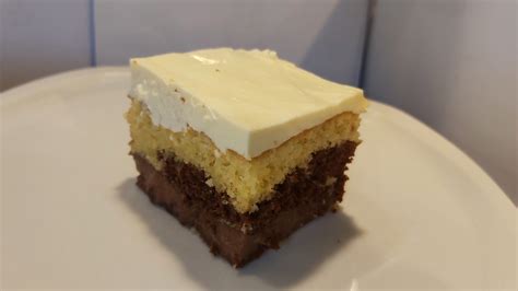 Tematska fotografija slastnih Ledenih kock narezanih na kocke, posutih s kakavom
