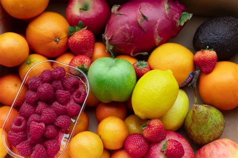 Nabor svežega sadja in zelenjave intenzivnih barv, mastnih rib in oreščkov, ki so bogati z omega-3 maščobnimi kislinami, antioksidanti in fitonutrienti.