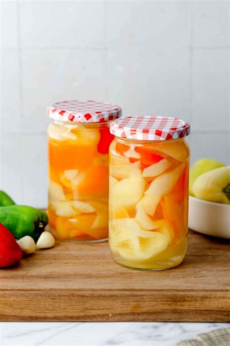 Vložena paprika v kozarcu z mrežico za vlaganje
