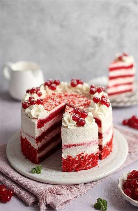Dekorirana Red Velvet torta z malinami