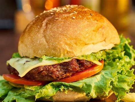 Tematska fotografija: sveži domači burgerji na pladnju