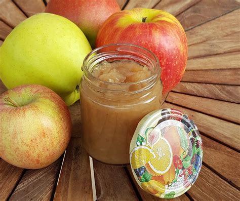 Sestavine za jabolčno čežano, pripravljene na kuhinjskem pultu
