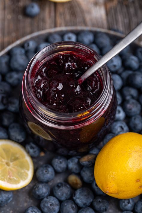 fotografija svežih borovnic z limonino lupinico