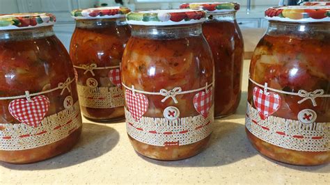 Fotografija različnih vrst domačega kompota v kozarcih