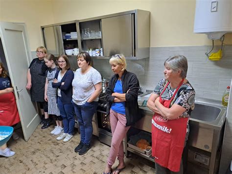 Dva kuharska mojstra sodelujeta v kuhinji, ki odraža slovensko-hrvaško kulinarično povezavo