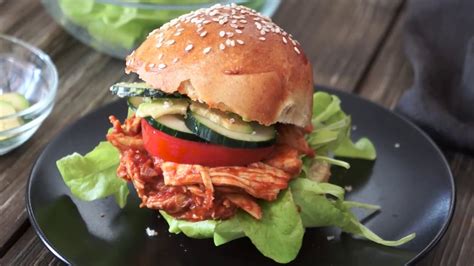 Sestavljen burger s scufanim piščancem in prilogami