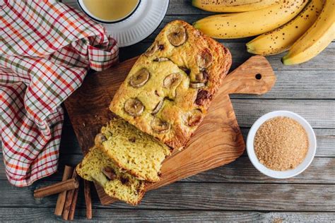 Tematska fotografija sveže pečenega bananinega kruha