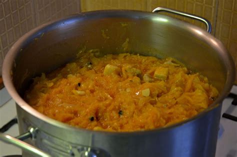 Prikaz kuhanja njokov v velikem loncu, kjer priplavajo na površje.