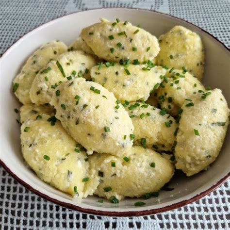 Fotografija krožnika z različnimi vrstami njokov (krompirjevi, skutini, brezglutenski).