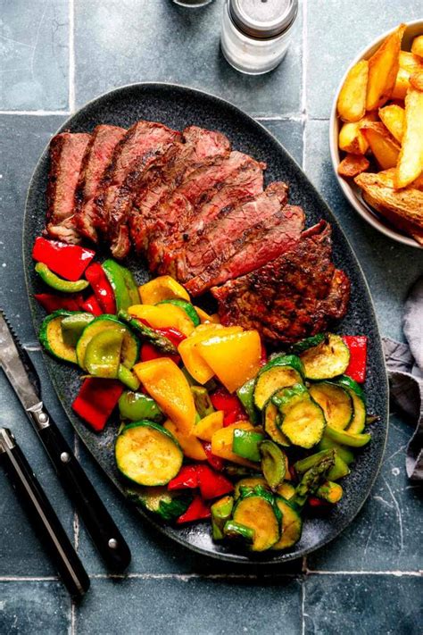 Pečen sirloin steak z omako in žar zelenjavo