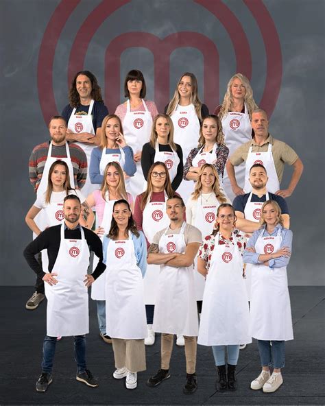 Fotografija tekmovalcev MasterChef med izzivom z odojkom