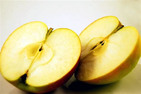 Slika narezane trnovečke makovnjače