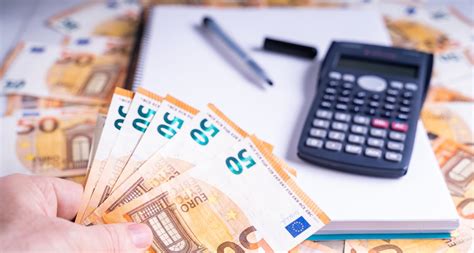 Ikona z znakom evra in tableto, simbolizira povračilo stroškov