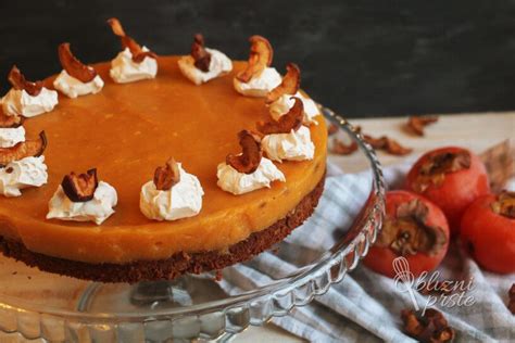Tematska fotografija: rezina skutine torte s kakijem in svežim kakijem na vrhu