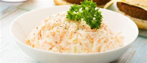 Fotografija Waldorf solate, pripravljene z majonezo.