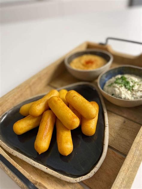 Slika različnih zelenjavnih prigrizkov s pomakami na osnovi majoneze.