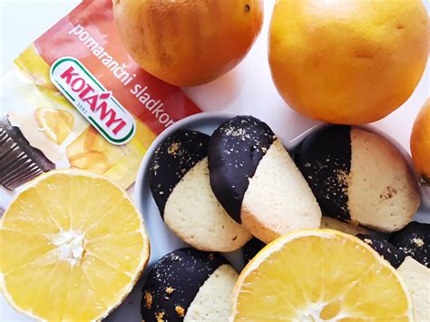 Fotografija: Kandirani pomarančni kolobarji potopljeni v čokolado na peki papirju