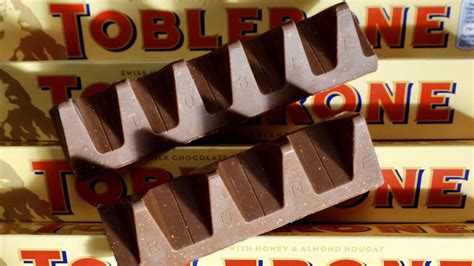 Fotografija čokolade Toblerone z večjimi razmiki med trikotniki iz leta 2016