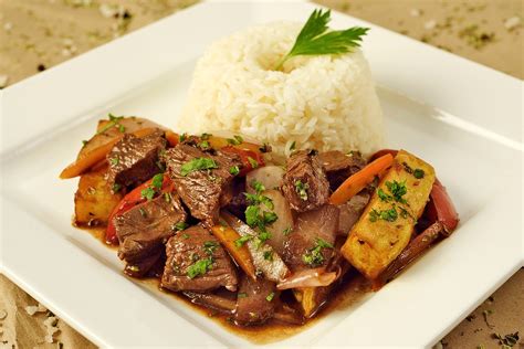 Fotografija jedi Lomo Saltado z govedino, krompirjem in zelenjavo