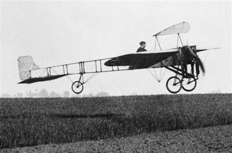 Letalo Blériot XI med zgodovinskim preletom Rokavskega preliva leta 1909