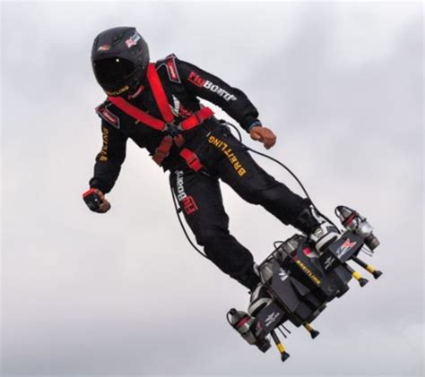 Franky Zapata na svoji leteči deski (Flyboard Air)