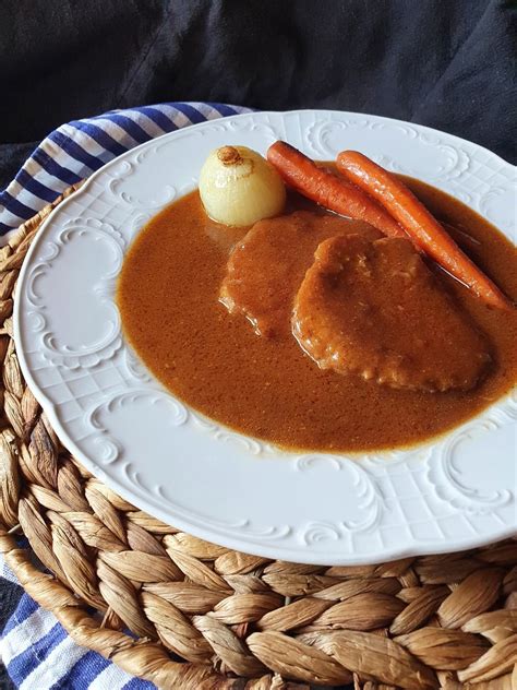 Tematska fotografija različnih vrst zrezkov z omakami