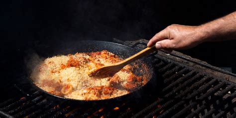 Fotografija zrezkov, ki se pečejo v litoželezni ponvi