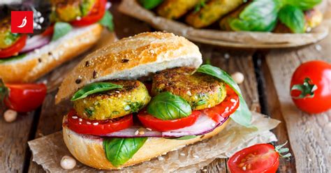Asortiman različnih omak in svežih prilog za burger