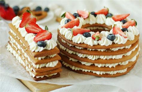 Serviranje čokoladne torte z jagodičevjem in smetano