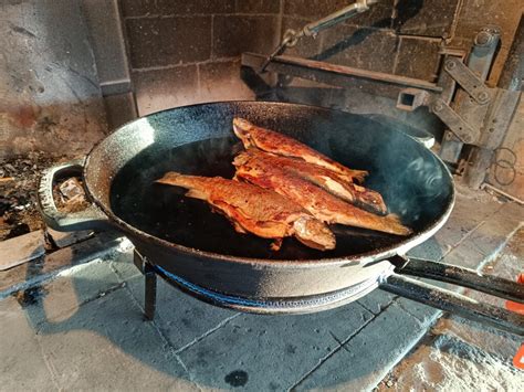 Fotografija T-bone zrezka med peko v težki litoželezni ponvi
