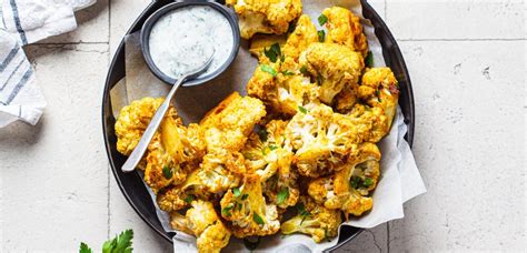 cvetača z omako v glineni posodi