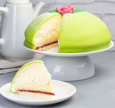 Fotografija Prinsesstårta, torte z zeleno marcipanovo glazuro
