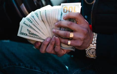 Fotografija raznolikih pic, ki ponazarjajo bogastvo ponudbe picerije.