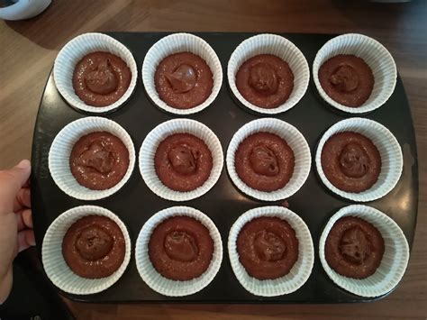 čokoladni muffini z nutello na krožniku