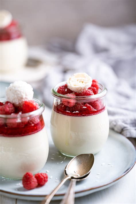 panna cotta z malinovim prelivom v steklenem kozarcu