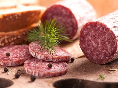 različni mesni izdelki Celjskih mesnin v atraktivni postavitvi