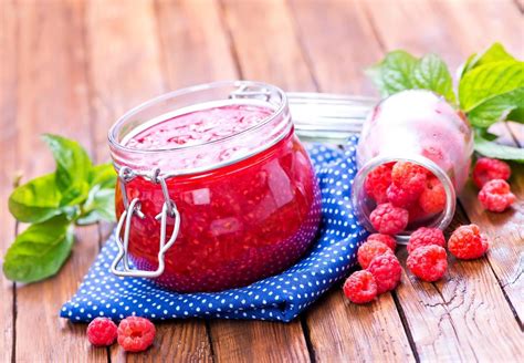 Fotografija polnih kozarcev marmelade v shrambi