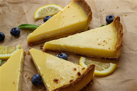 Fotografija pečene sočne torte s klementinami na rešetki