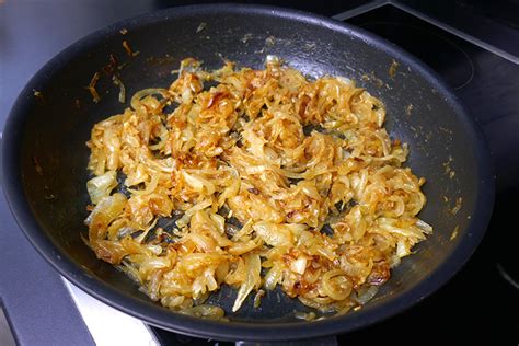 Pražena paprika in čebula z jajci v ponvi, pripravljena za serviranje