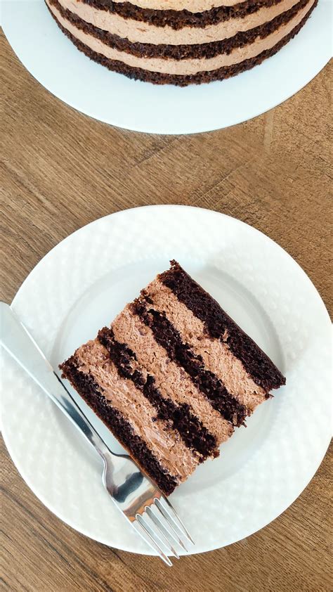 Temna čokoladna torta, posuta s kakavom